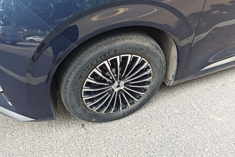 Used Denza D9 2022 DM-i 970 Four-Wheel Drive Flagship Model Left Front Wheel Hub