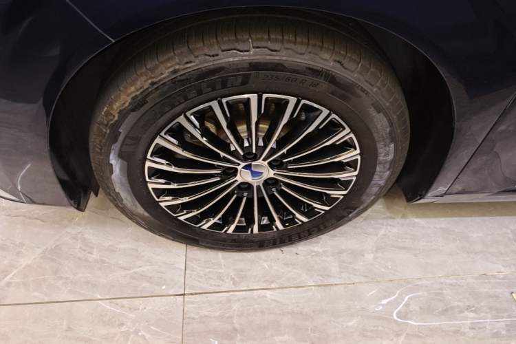 Used Denza D9 2022 DM-i 970 Four-Wheel Drive Prestige Model Left Front Wheel Hub