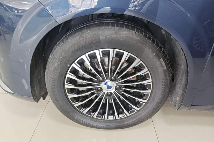 Used Denza D9 2022 DM-i 970 Four-Wheel Drive Flagship Model Left Front Wheel Hub