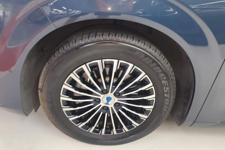 Used Denza D9 2022 DM-i 970 Four-Wheel Drive Flagship Model Left Front Wheel Hub