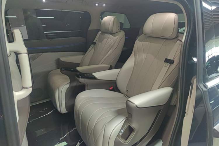 Used Denza D9 2022 DM-i 970 Four-Wheel Drive Flagship Model Left Rear Seat
