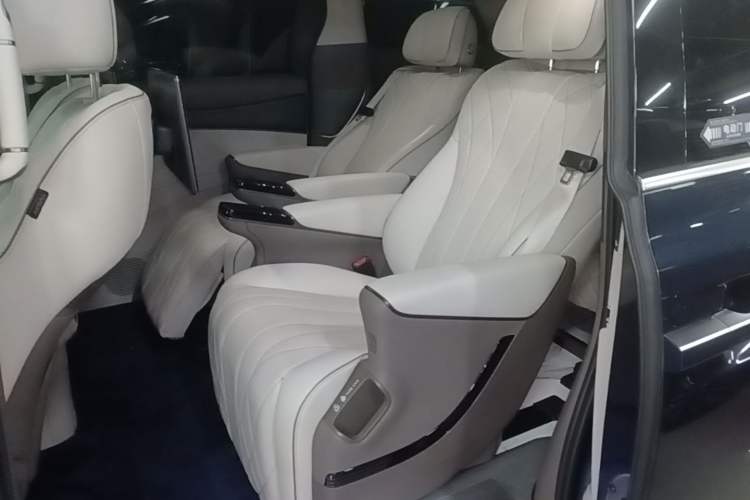 Used Denza D9 2022 DM-i 970 Four-Wheel Drive Prestige Model Left Rear Seat