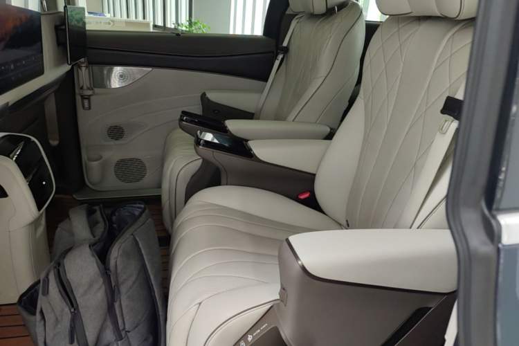 Used Denza D9 2022 DM-i 970 Four-Wheel Drive Prestige Model Left Rear Seat
