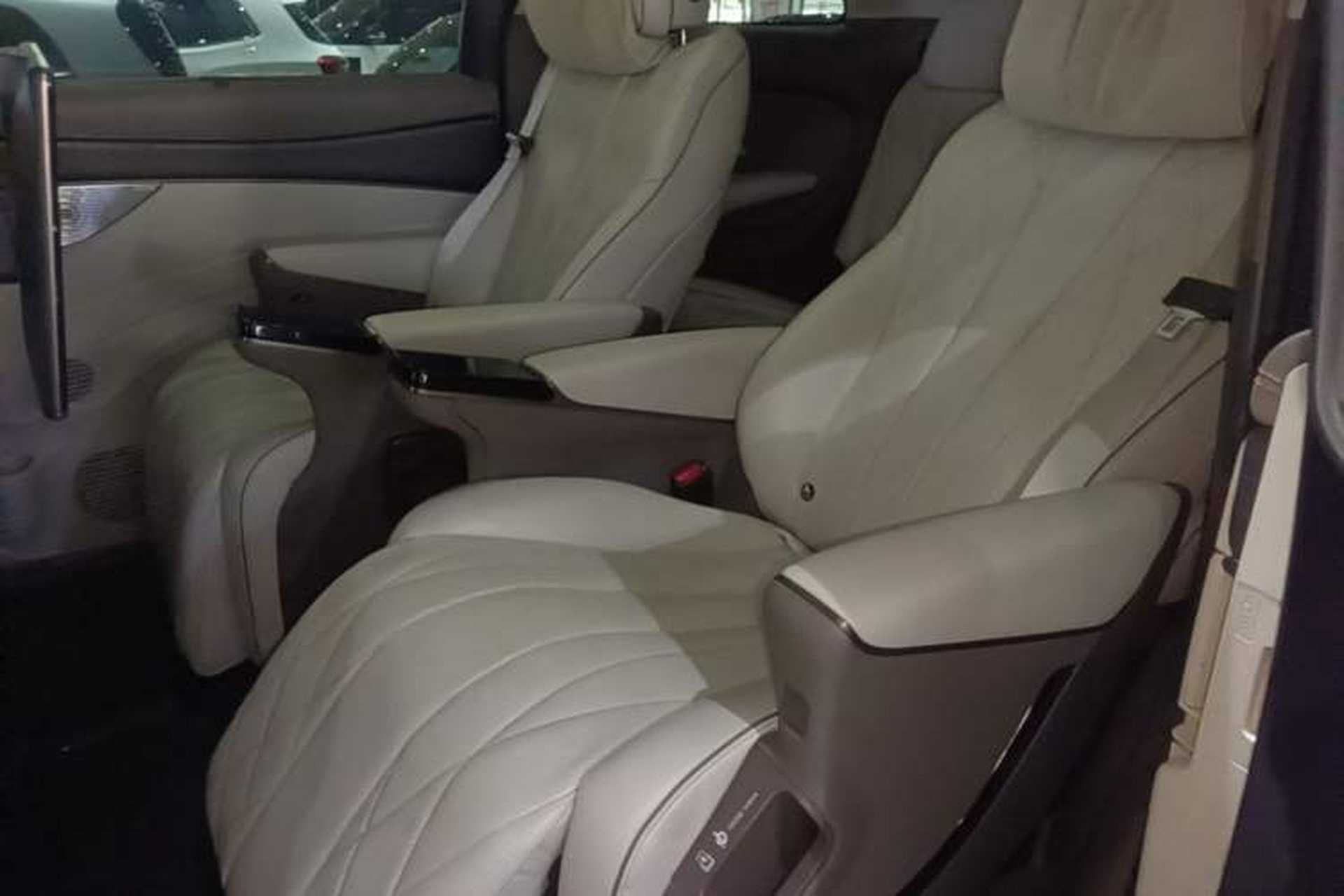Used Denza D9 2022 DM-i 970 Four-Wheel Drive Prestige Model Left Rear Seat
