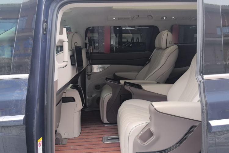 Used Denza D9 2022 DM-i 970 Four-Wheel Drive Flagship Model Left Rear Seat