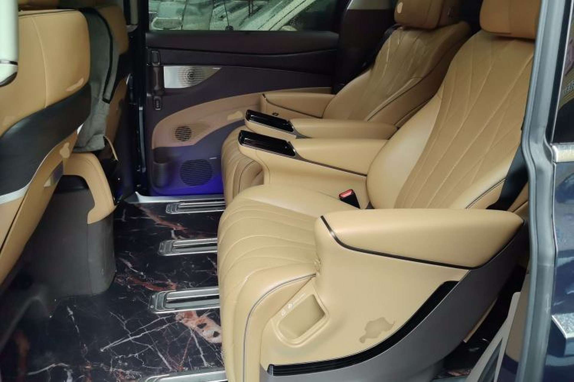 Used Denza D9 2022 DM-i 1040 Prestige Model Left Rear Seat