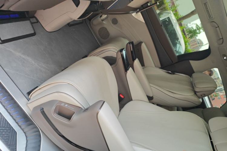 Used Denza D9 2022 DM-i 970 Four-Wheel Drive Flagship Model Left Rear Seat