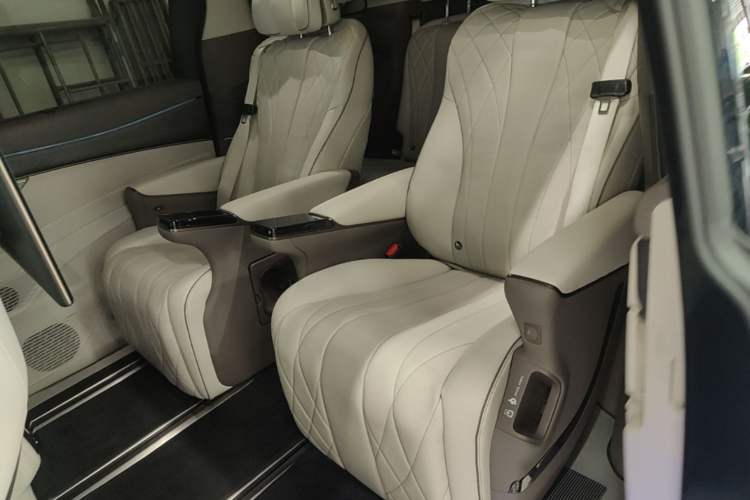 Used Denza D9 2022 DM-i 970 Four-Wheel Drive Flagship Model Left Rear Seat