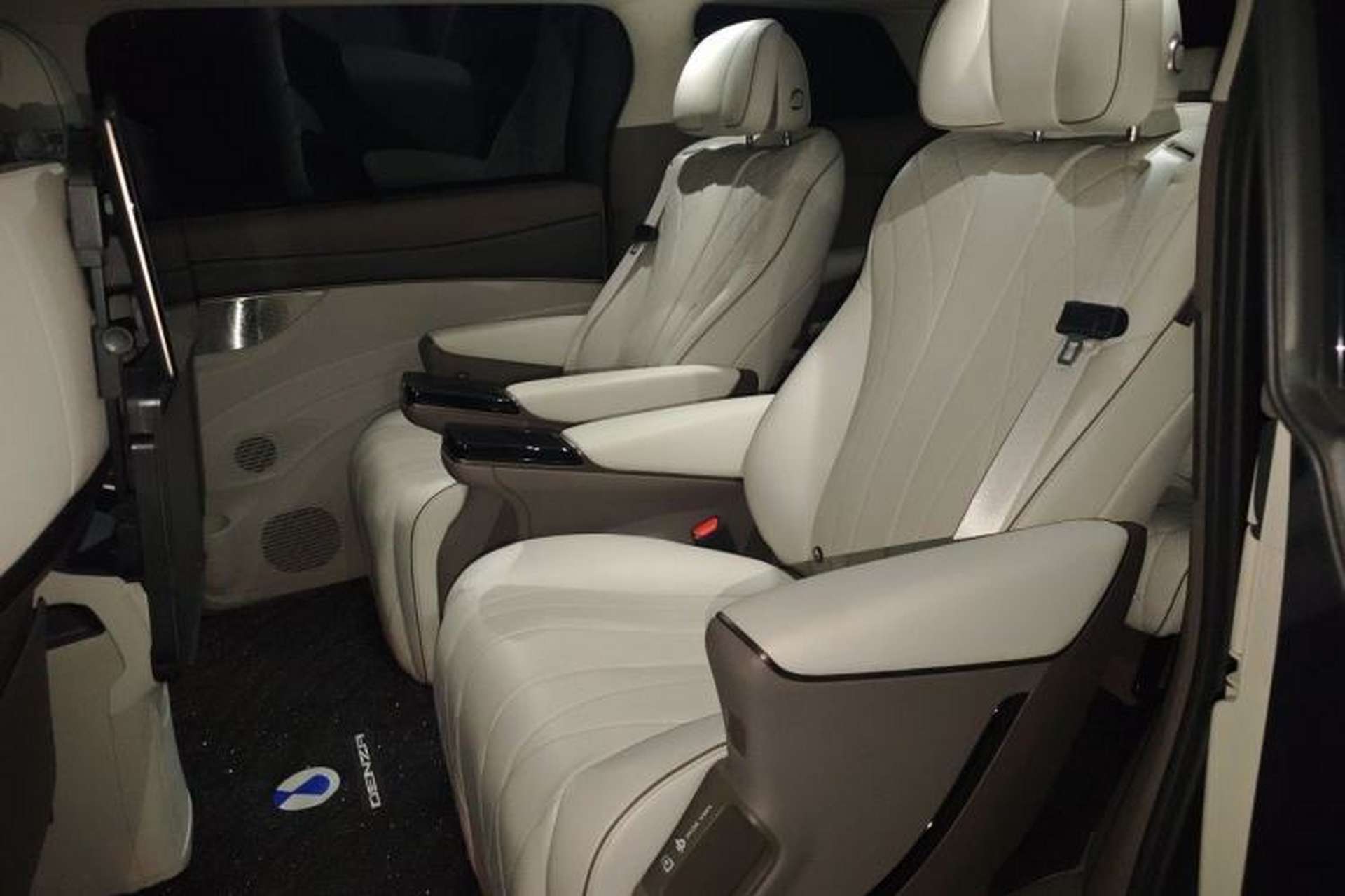 Used Denza D9 2022 DM-i 970 Four-Wheel Drive Prestige Model Left Rear Seat