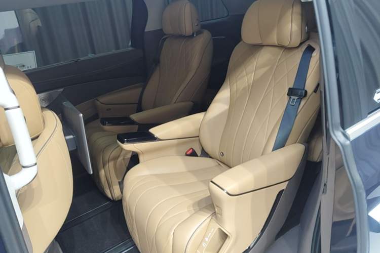 Used Denza D9 2022 DM-i 970 Four-Wheel Drive Flagship Model Left Rear Seat