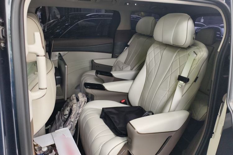 Used Denza D9 2022 DM-i 970 Four-Wheel Drive Prestige Model Left Rear Seat