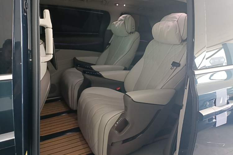 Used Denza D9 2022 DM-i 970 Four-Wheel Drive Flagship Model Left Rear Seat