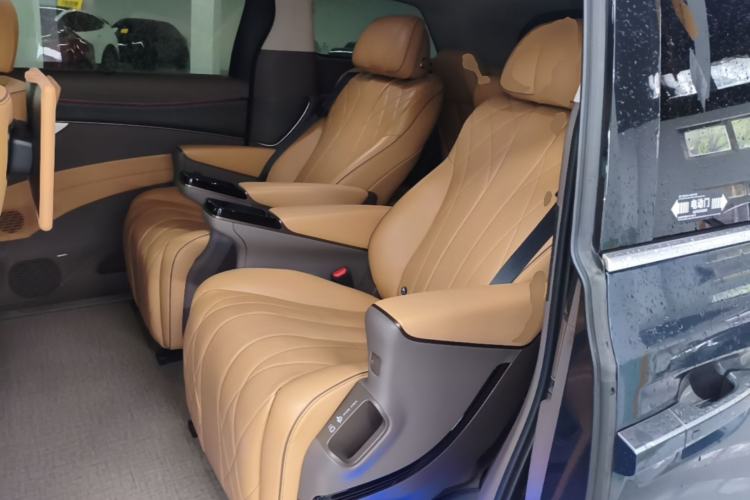 Used Denza D9 2022 DM-i 970 Four-Wheel Drive Flagship Model Left Rear Seat
