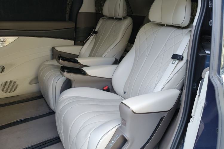 Used Denza D9 2022 DM-i 970 Four-Wheel Drive Prestige Model Left Rear Seat