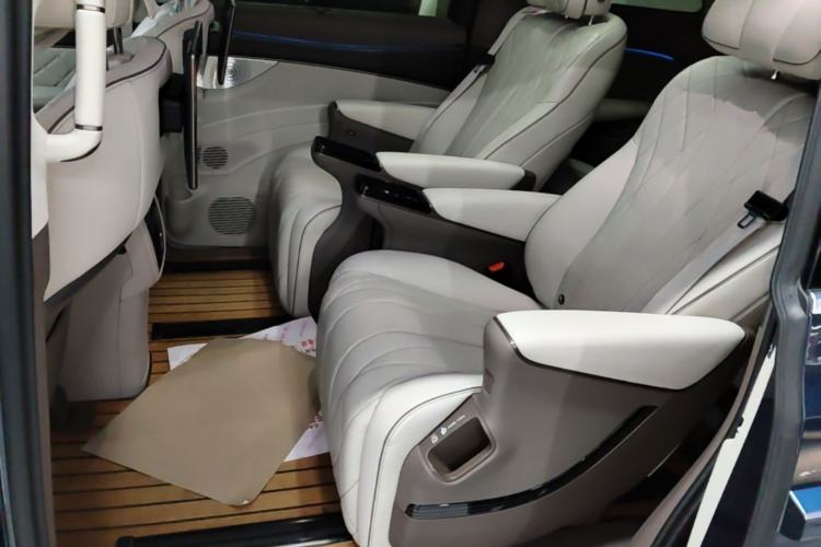 Used Denza D9 2022 DM-i 970 Four-Wheel Drive Flagship Model Left Rear Seat