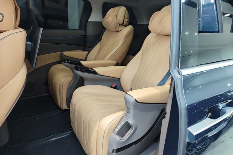 Used Denza D9 2022 DM-i 970 Four-Wheel Drive Flagship Model Left Rear Seat
