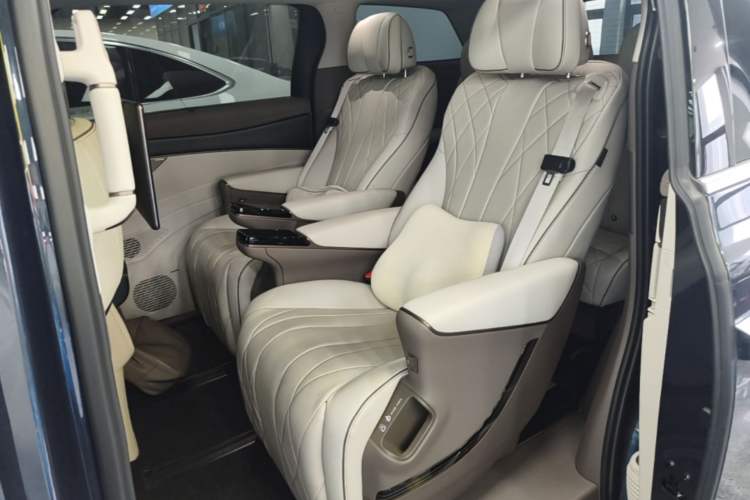 Used Denza D9 2022 DM-i 970 Four-Wheel Drive Prestige Model Left Rear Seat