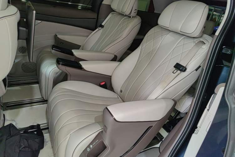 Used Denza D9 2022 DM-i 970 Four-Wheel Drive Flagship Model Left Rear Seat