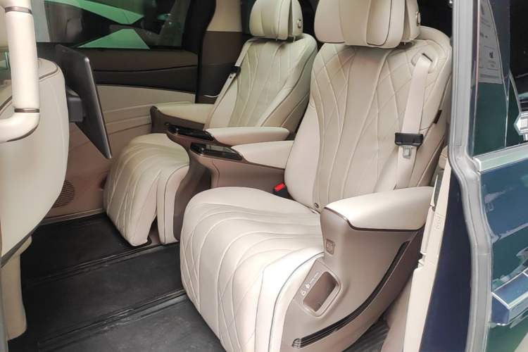 Used Denza D9 2022 DM-i 970 Four-Wheel Drive Prestige Model Left Rear Seat