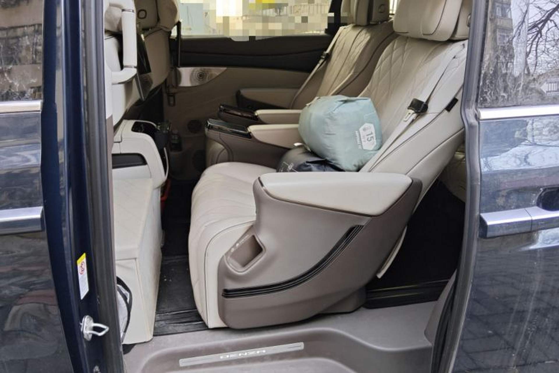 Used Denza D9 2022 DM-i 970 Four-Wheel Drive Flagship Model Left Rear Seat