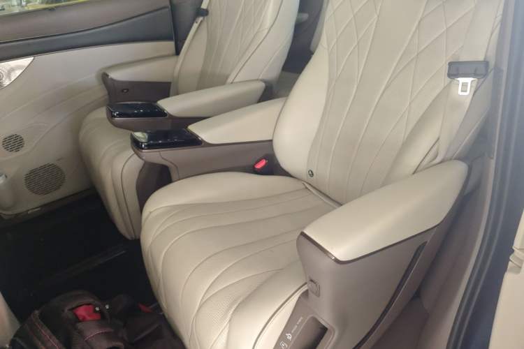 Used Denza D9 2022 DM-i 970 Four-Wheel Drive Prestige Model Left Rear Seat