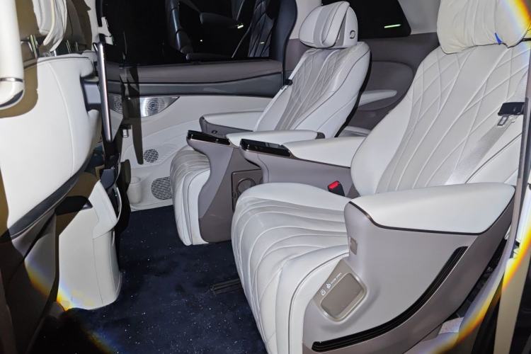 Used Denza D9 2022 DM-i 970 Four-Wheel Drive Prestige Model Left Rear Seat