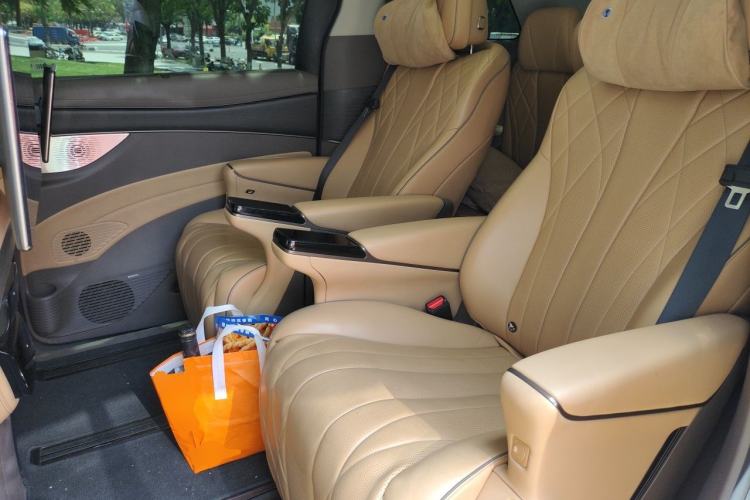 Used Denza D9 2022 DM-i 970 Four-Wheel Drive Prestige Model Left Rear Seat