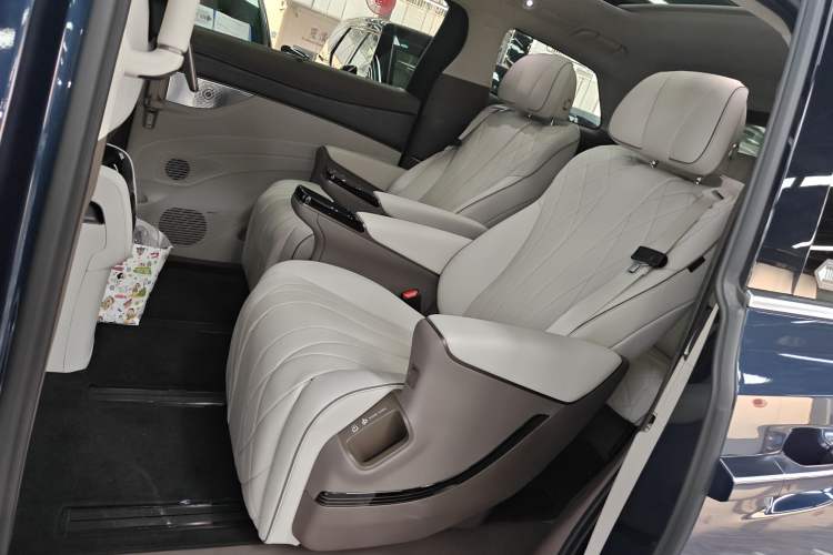 Used Denza D9 2022 DM-i 970 Four-Wheel Drive Flagship Model Left Rear Seat