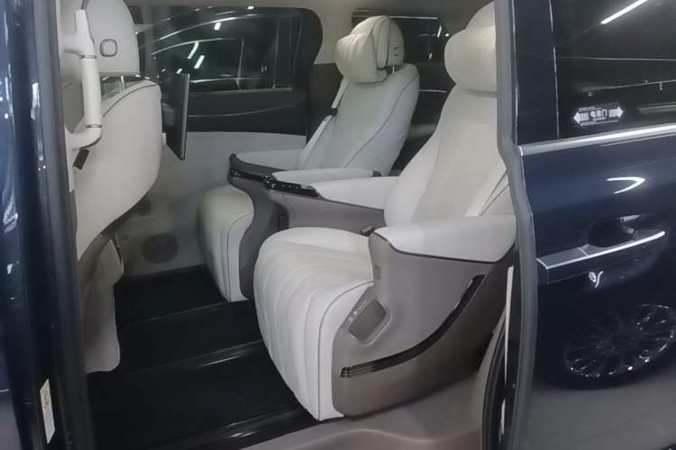Used Denza D9 2022 DM-i 970 Four-Wheel Drive Flagship Model Left Rear Seat