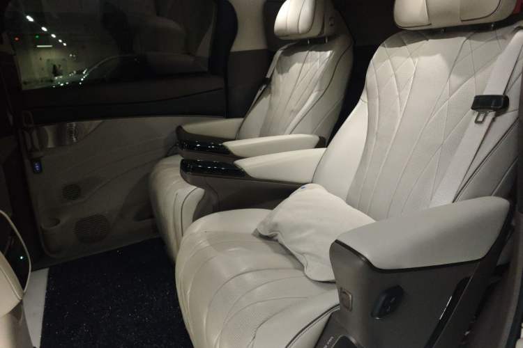 Used Denza D9 2022 DM-i 970 Four-Wheel Drive Prestige Model Left Rear Seat