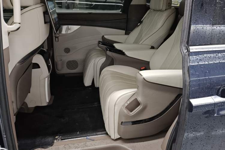 Used Denza D9 2022 DM-i 970 Four-Wheel Drive Flagship Model Left Rear Seat