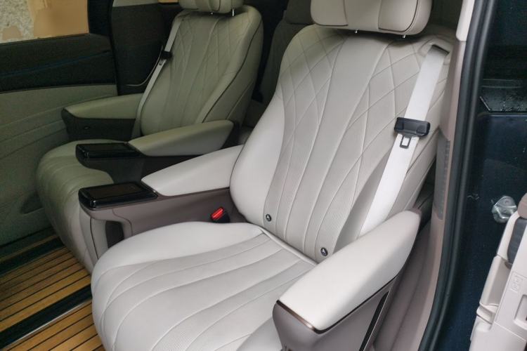 Used Denza D9 2022 DM-i 970 Four-Wheel Drive Flagship Model Left Rear Seat