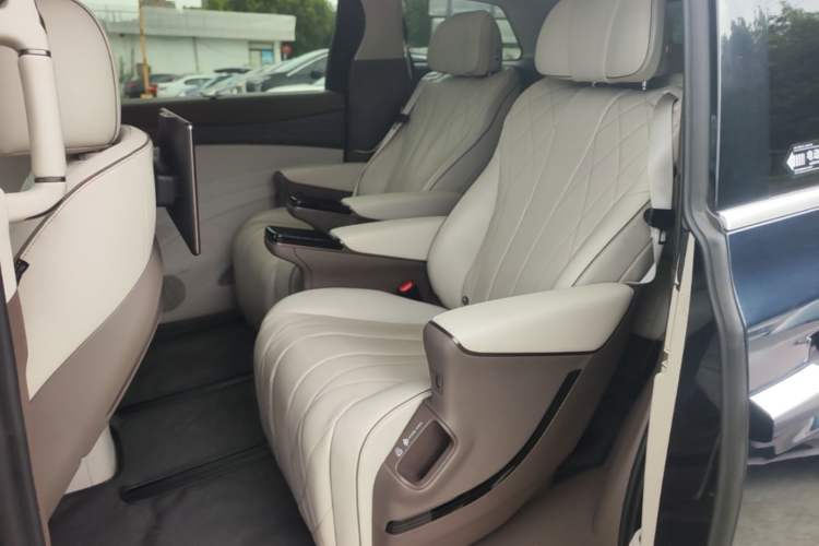 Used Denza D9 2022 DM-i 970 Four-Wheel Drive Prestige Model Left Rear Seat