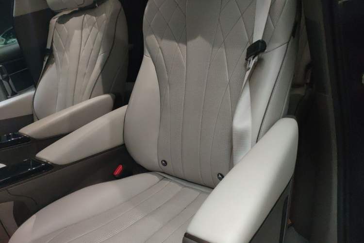Used Denza D9 2022 DM-i 970 Four-Wheel Drive Prestige Model Left Rear Seat
