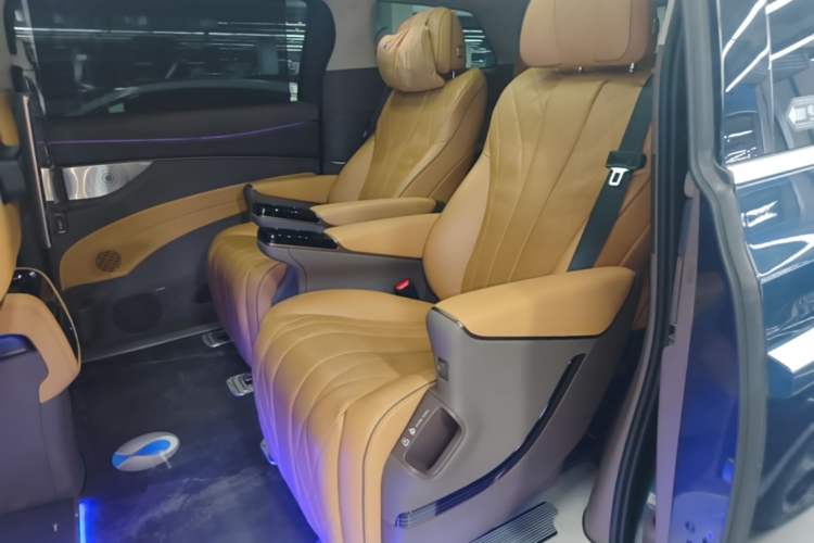 Used Denza D9 2022 DM-i 970 Four-Wheel Drive Flagship Model Left Rear Seat
