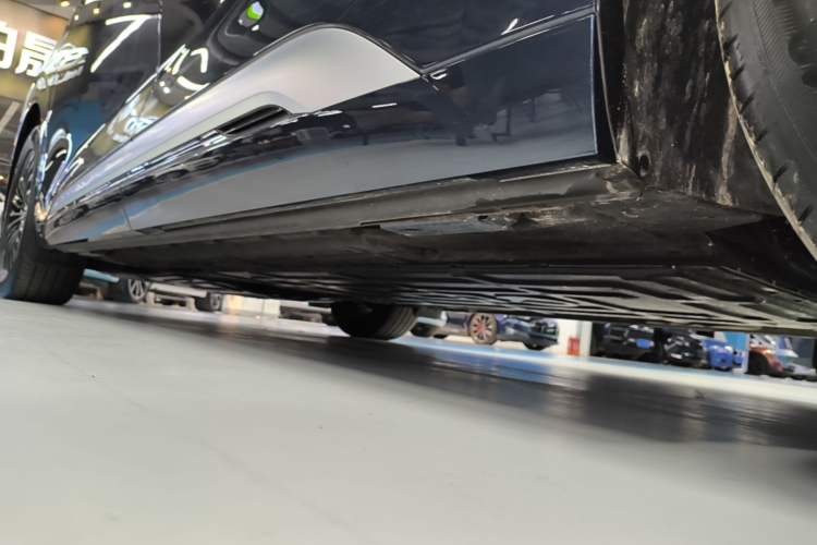 Used Denza D9 2022 DM-i 970 Four-Wheel Drive Prestige Model Left Side Sill