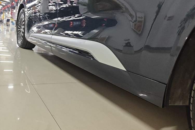 Used Denza D9 2022 DM-i 970 Four-Wheel Drive Flagship Model Left Side Sill