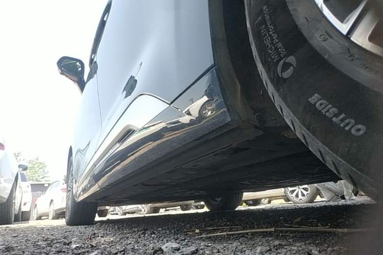 Used Denza D9 2022 DM-i 1040 Prestige Model Left Side Sill