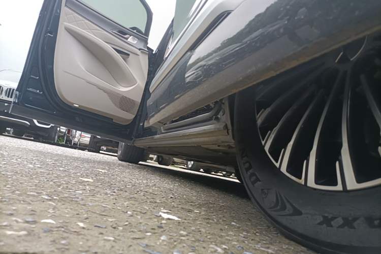 Used Denza D9 2022 DM-i 970 Four-Wheel Drive Flagship Model Left Side Sill