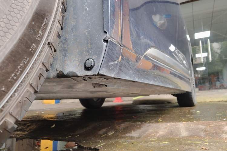 Used Denza D9 2022 DM-i 1040 Prestige Model Left Side Sill