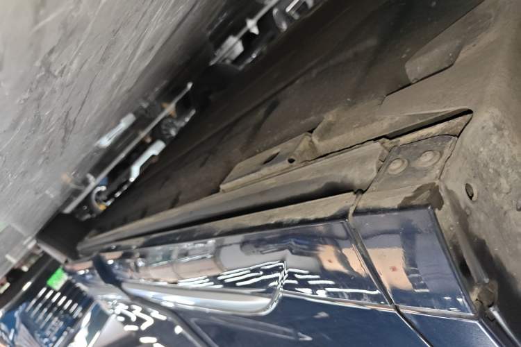 Used Denza D9 2022 DM-i 970 Four-Wheel Drive Flagship Model Left Side Sill