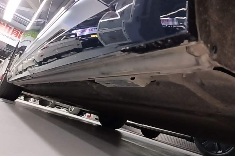 Used Denza D9 2022 DM-i 970 Four-Wheel Drive Flagship Model Left Side Sill