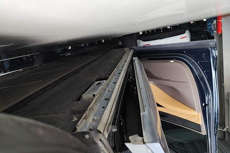 Used Denza D9 2022 DM-i 970 Four-Wheel Drive Prestige Model Left Side Sill