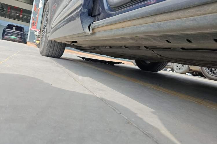 Used Denza D9 2022 DM-i 970 Four-Wheel Drive Prestige Model Left Side Sill