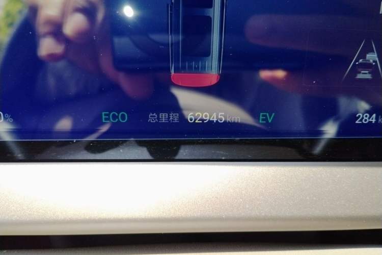 Used Denza D9 2022 DM-i 1040 Prestige Model Odometer Close Up