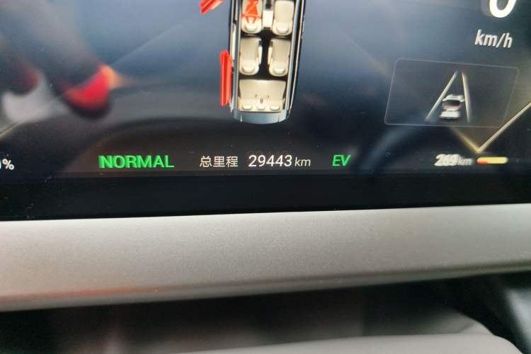 Used Denza D9 2022 DM-i 970 Four-Wheel Drive Flagship Model Odometer Close Up
