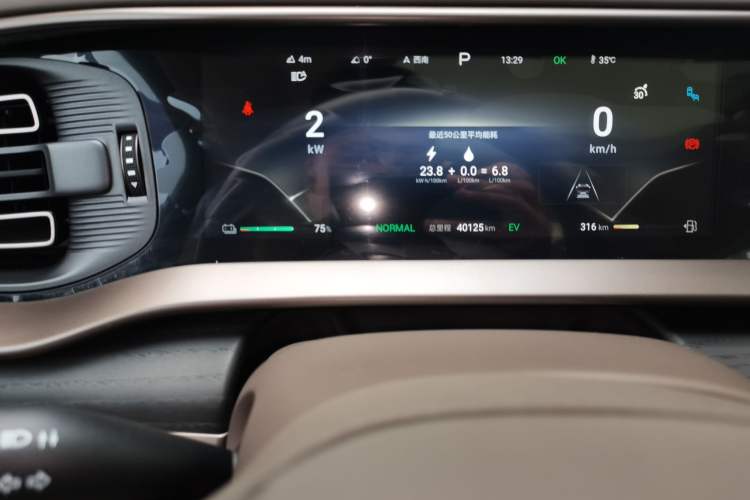 Used Denza D9 2022 DM-i 970 Four-Wheel Drive Flagship Model Odometer Close Up