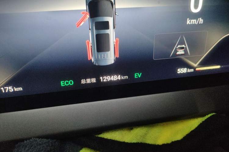 Used Denza D9 2022 DM-i 970 Four-Wheel Drive Prestige Model Odometer Close Up
