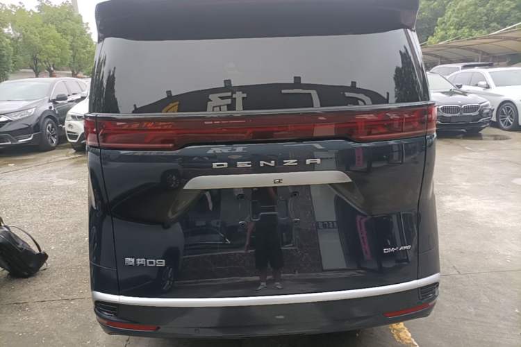 Used Denza D9 2022 DM-i 970 Four-Wheel Drive Flagship Model Rear
