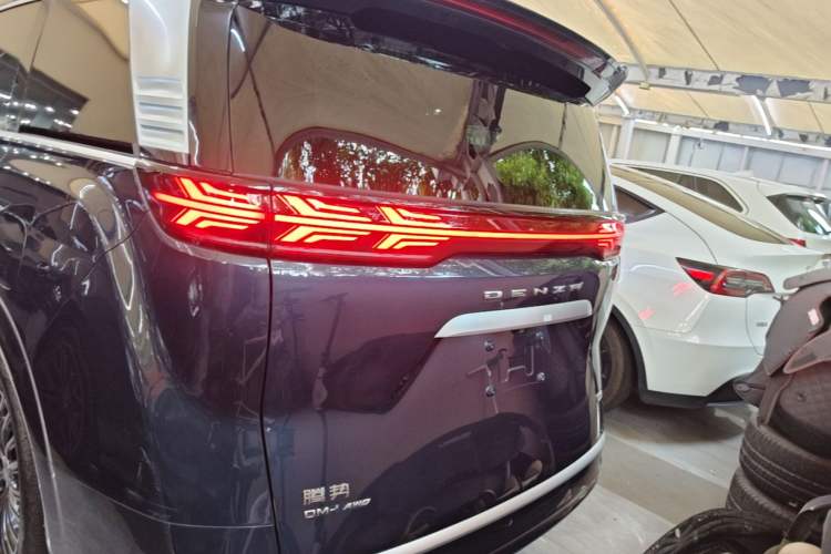 Used Denza D9 2022 DM-i 970 Four-Wheel Drive Prestige Model Rear